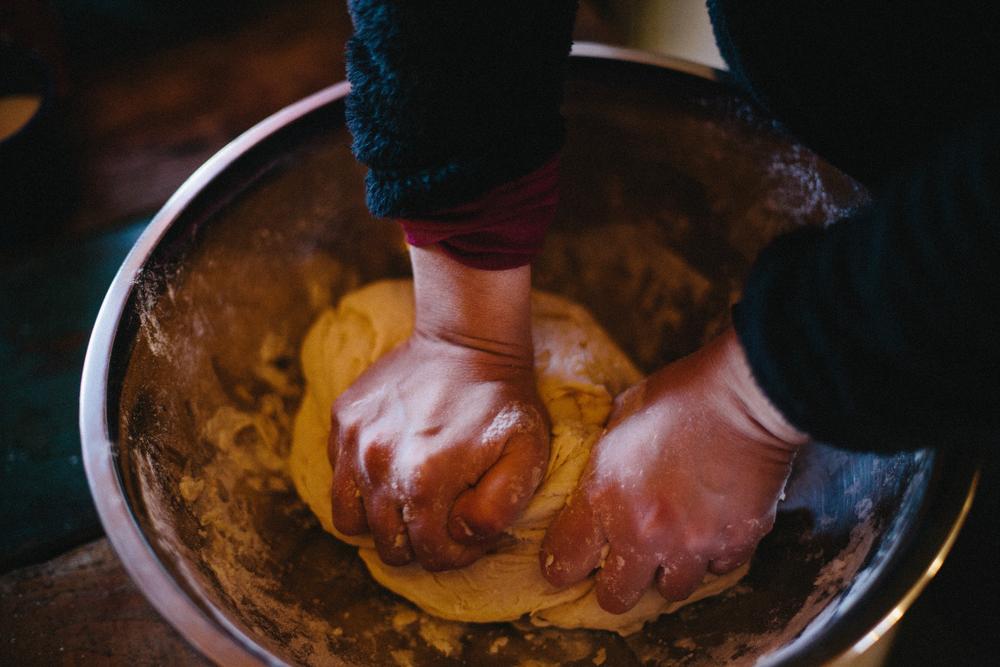 Manos amasando en un bol
