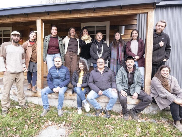 Docentes y artesanos de un PIEN reunidos frente a un taller