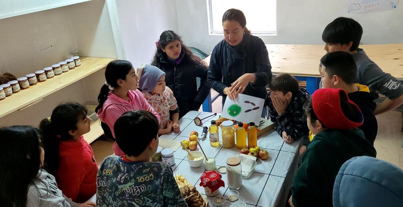 Estudiantes en un taller de Experiencias Nativas en su escuela