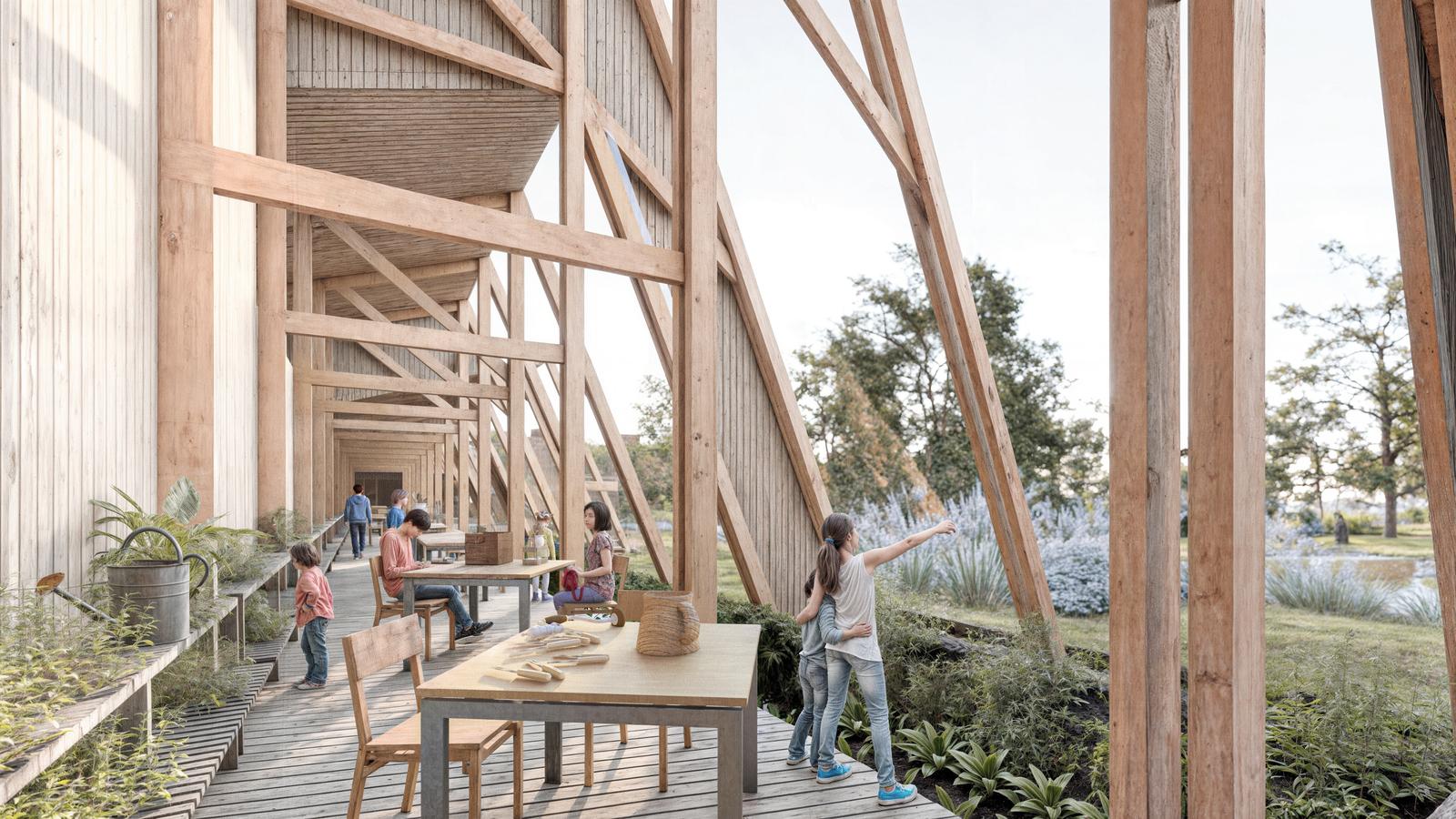 Corredor central de madera de una Escuela Parque: mesas de taller, estudiantes trabajando y el paisaje abierto al costado