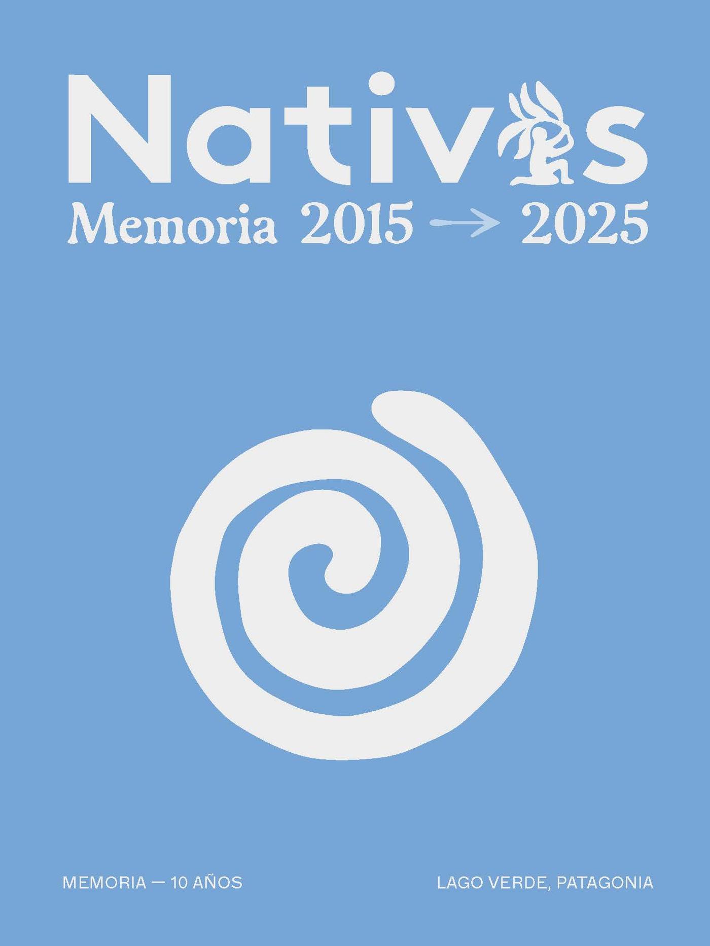Portada de la Memoria 10 Años (2015–2025) de Fundación Nativos: una espiral blanca sobre fondo azul