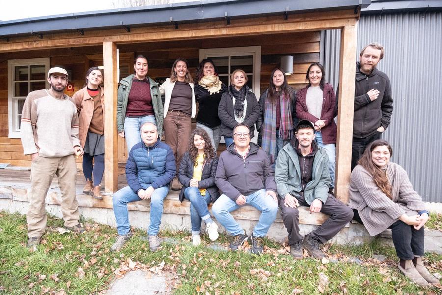 Docentes y artesanos de un PIEN reunidos frente a un taller de madera
