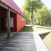 Refugio escuela rojo de Parque Escuela Kaikén entre lengas